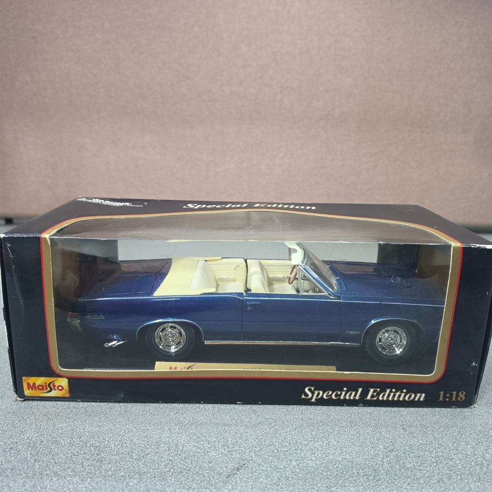 Maisto 1965 Pontiac GTO Convertible 1:18 Blue Special Edition Diecast Model